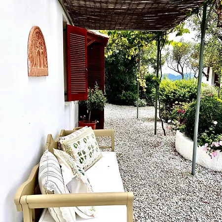 Athena Skiathos بيت ضيافة 4*